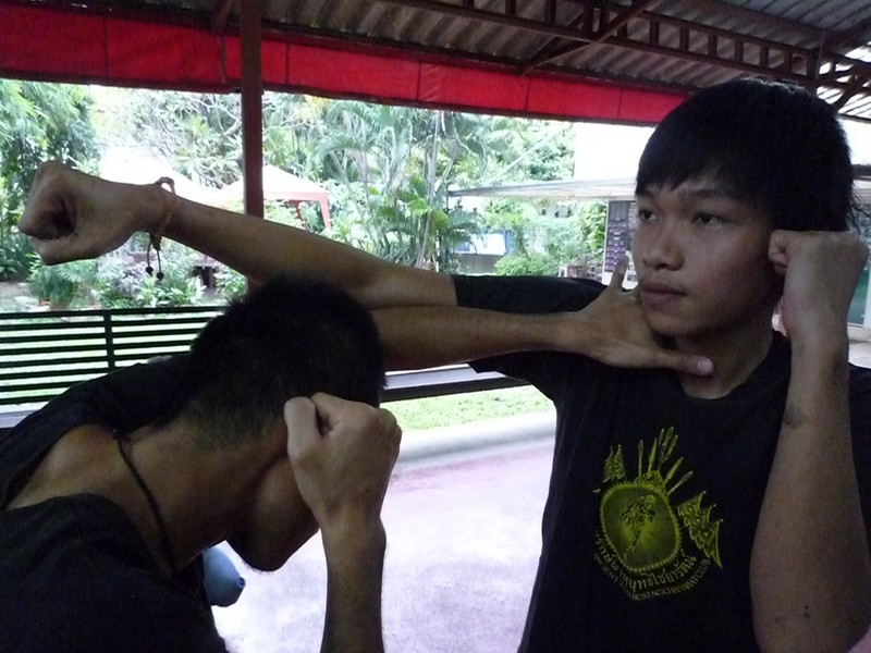 สอนท่ามวย